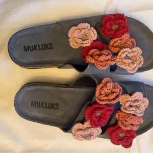 Muk Luks women’s 9 Charcoal Sandals with Vibrant Crochet Flowers